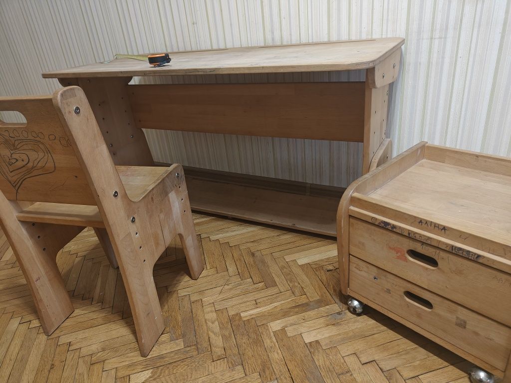 Парта деревянная со стулом и тумбочкой