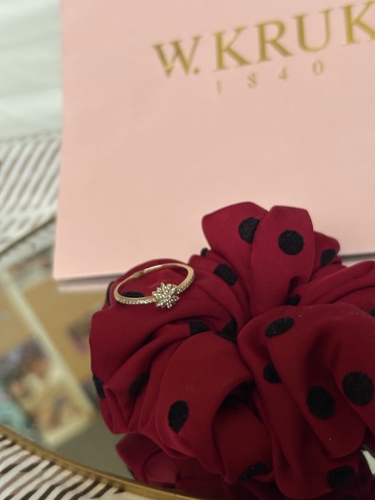 Złoty pierścionek z cyrkoniami, z gwiazdką w kruk