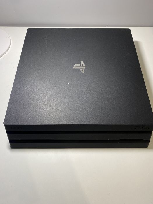 PlayStation 4 Pro 1TB + 3pady + 5 gier + stacja ladujaca