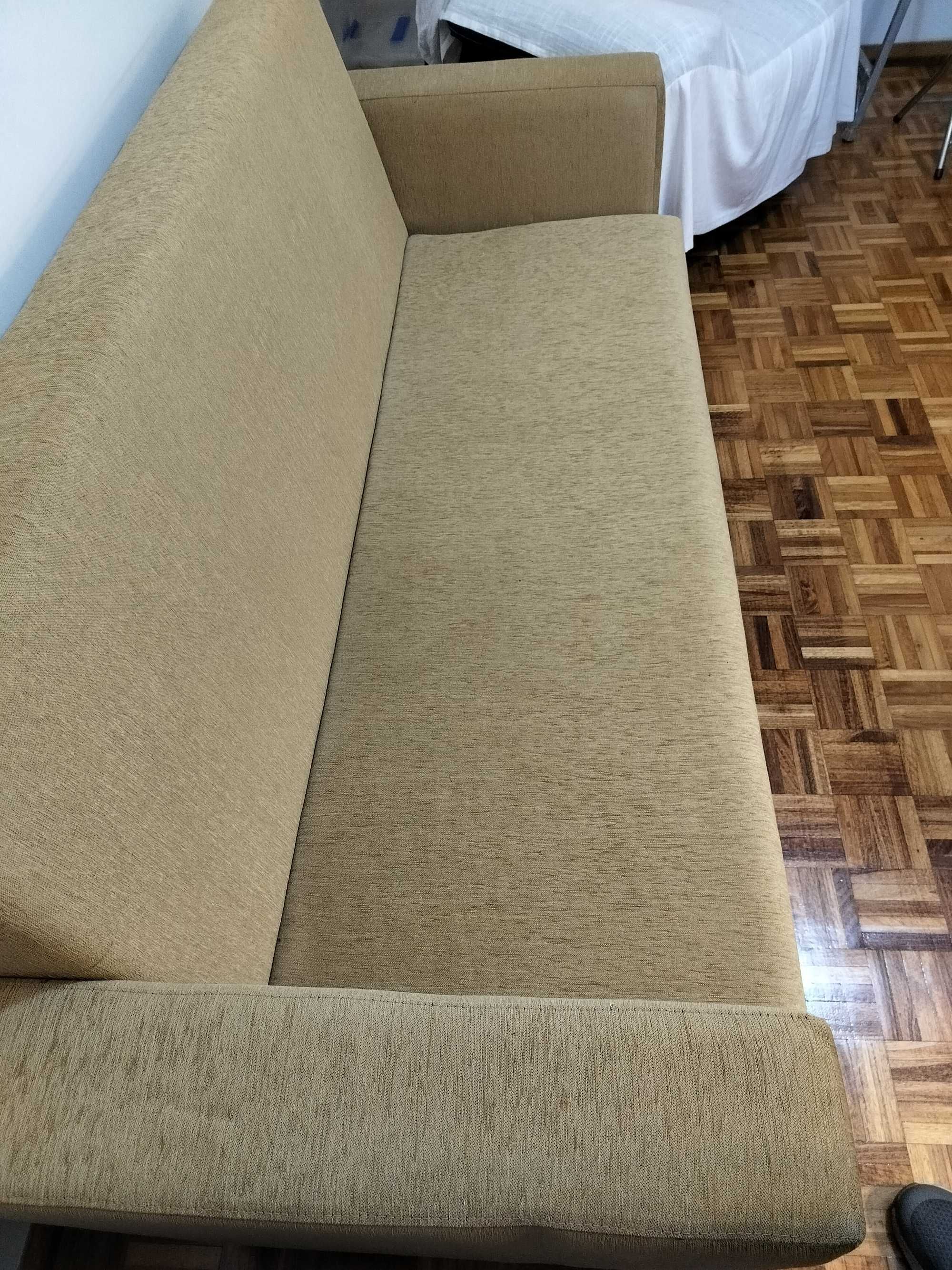Sofá-cama com arrumação