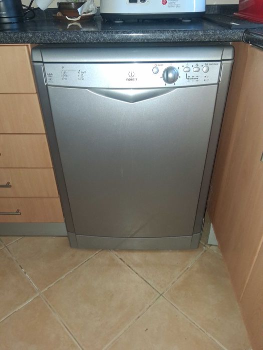 Máquina lavar loiça Indesit