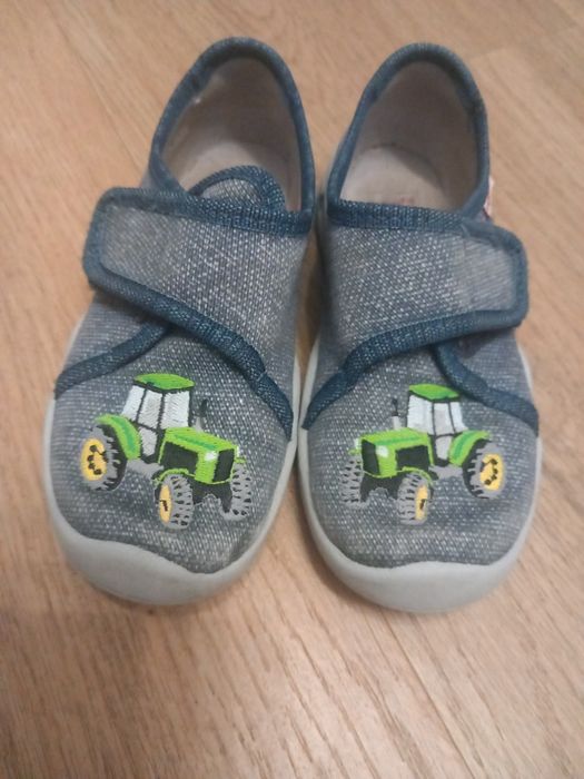 Kapcie dla chłopca na rzep superfit rozmiar 25 traktor