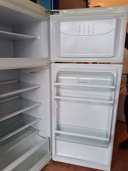 Frigorífico com congelador