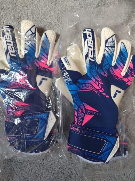 Rękawice bramkarskie Reusch Attrakt GRIP CONTACT i GOLD X