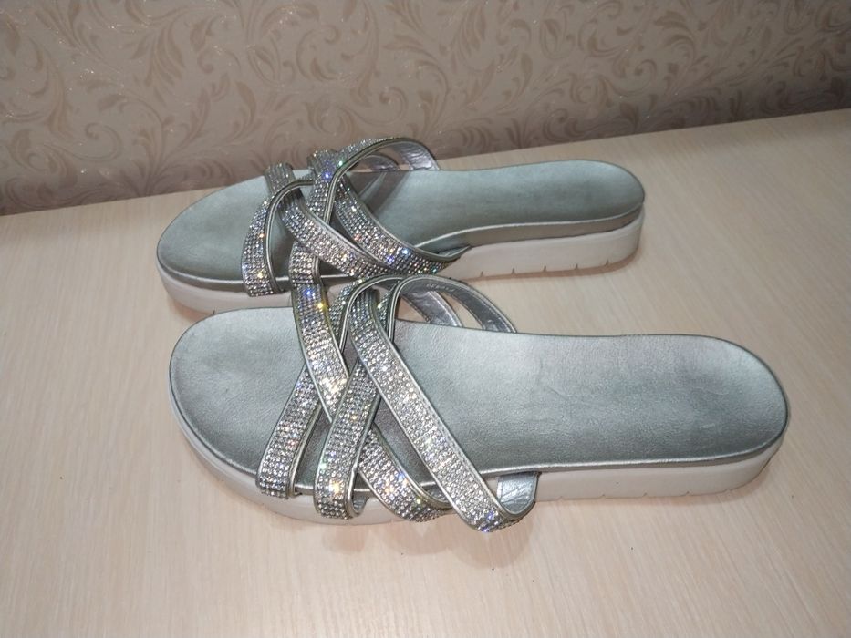 Сяючі шльопанці з камінчиками 39 р по устілці 26 см ширина 9 см підошв