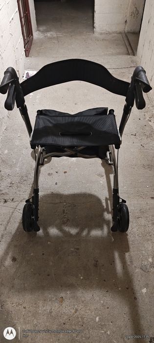 Podpórka rehabilitacyjna czterokołowa