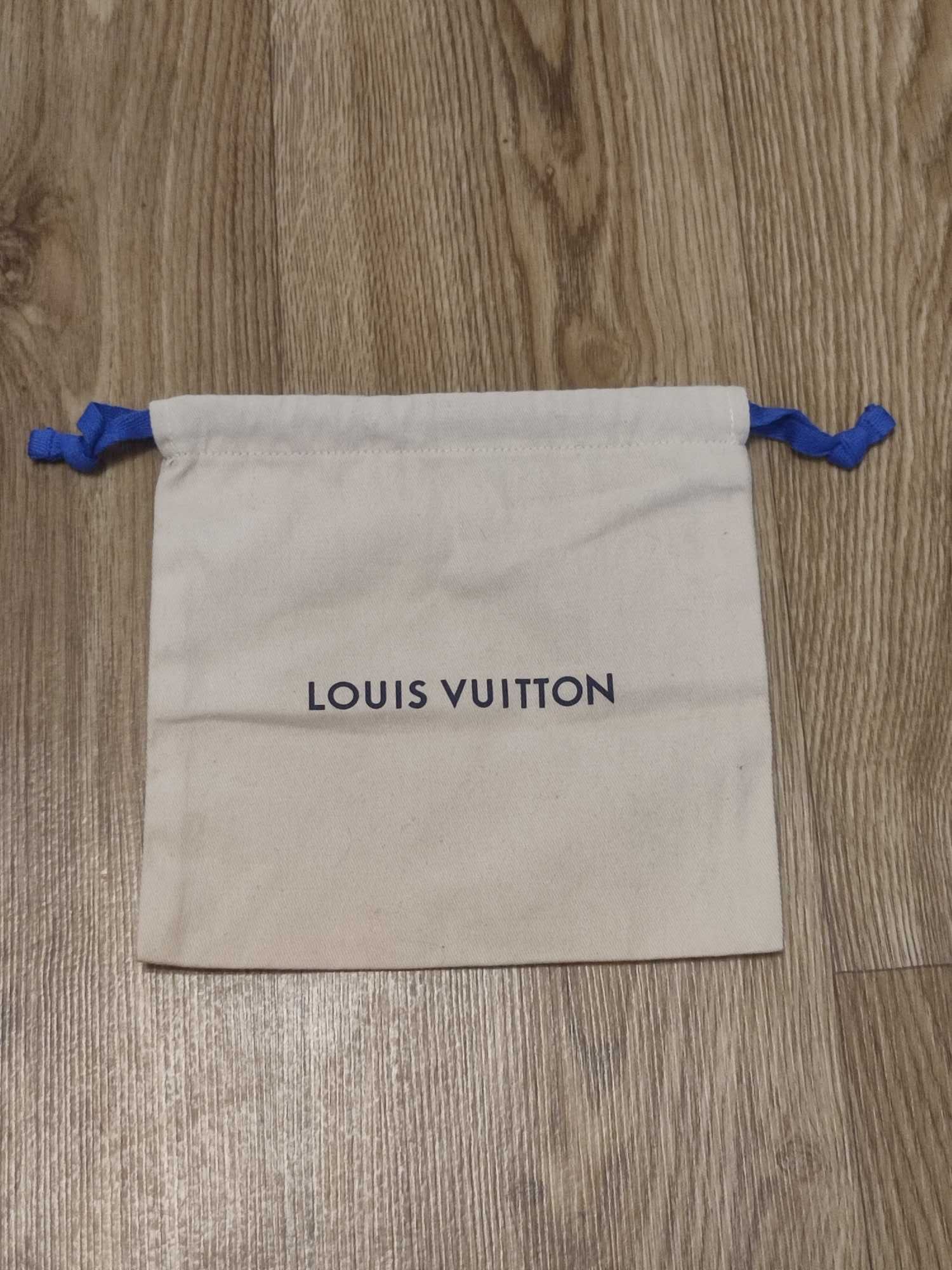 Пильник фірми Louis Vuitton