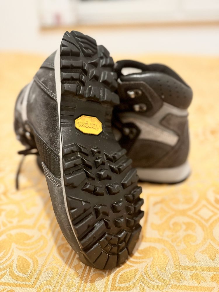 Buty trekkingowe Quechua Vibram, zaimpregnowane