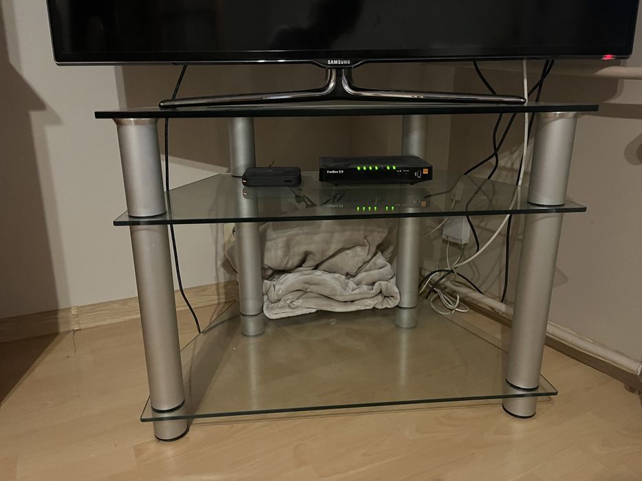 Stolik szklany pod telewizor