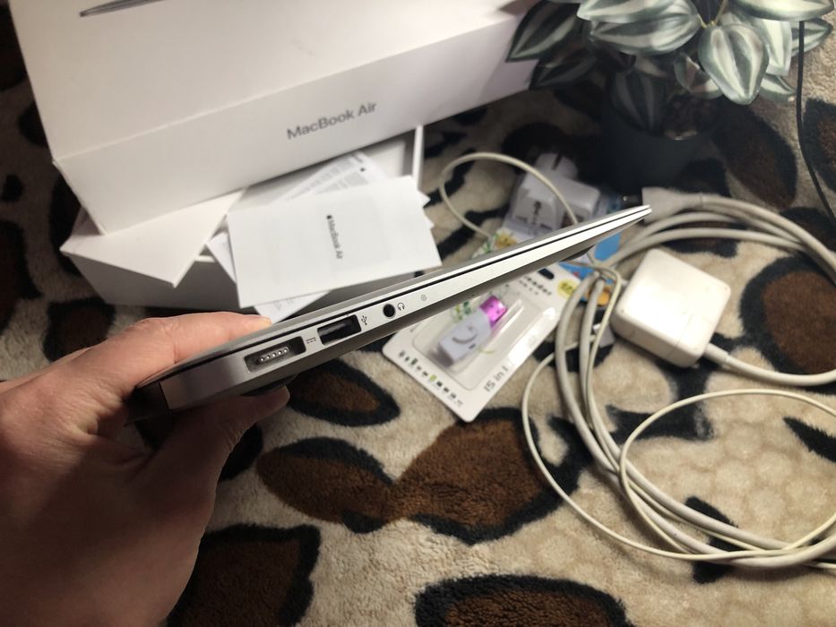 Макбук Macbook Air працює супер