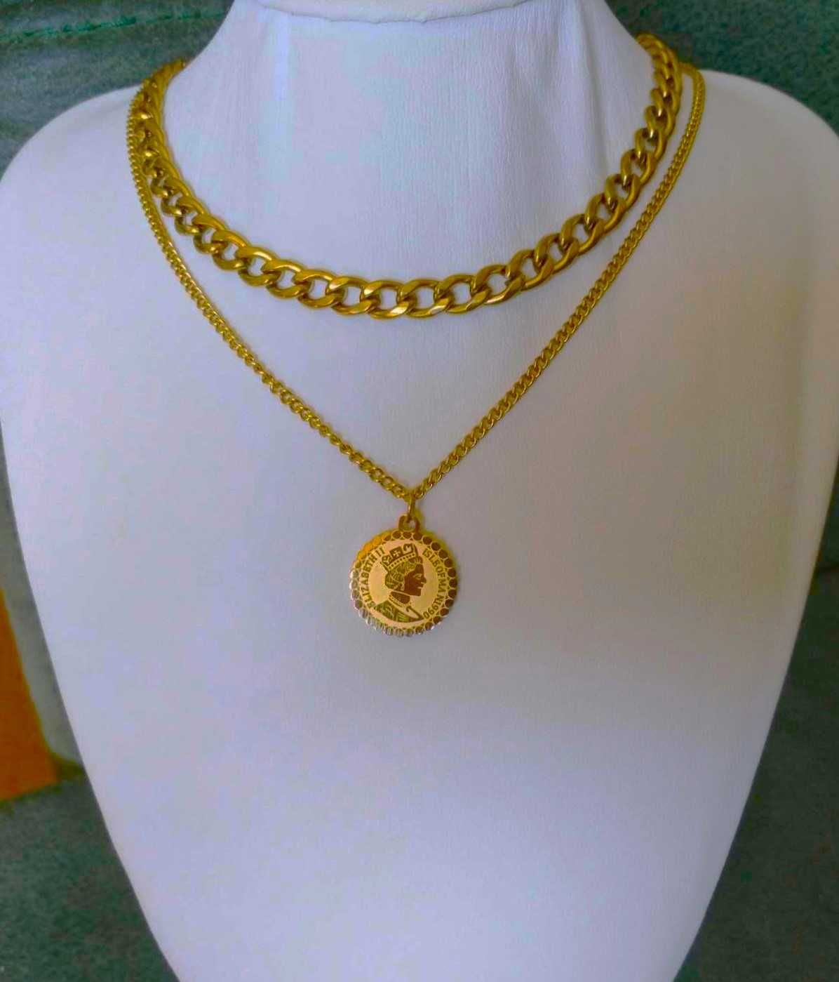 Colar Aço Dourado Duplo c/ Malha Grossa e Medalha Rainha NOVO