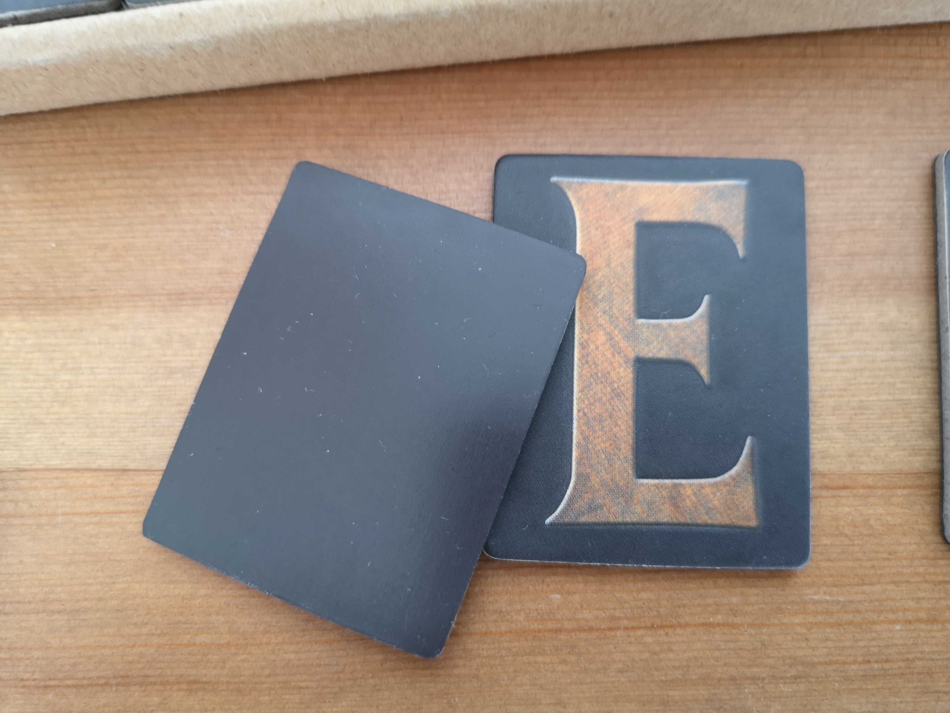 magnesy z literami na lodówkę 80szt. LETTER PRESS