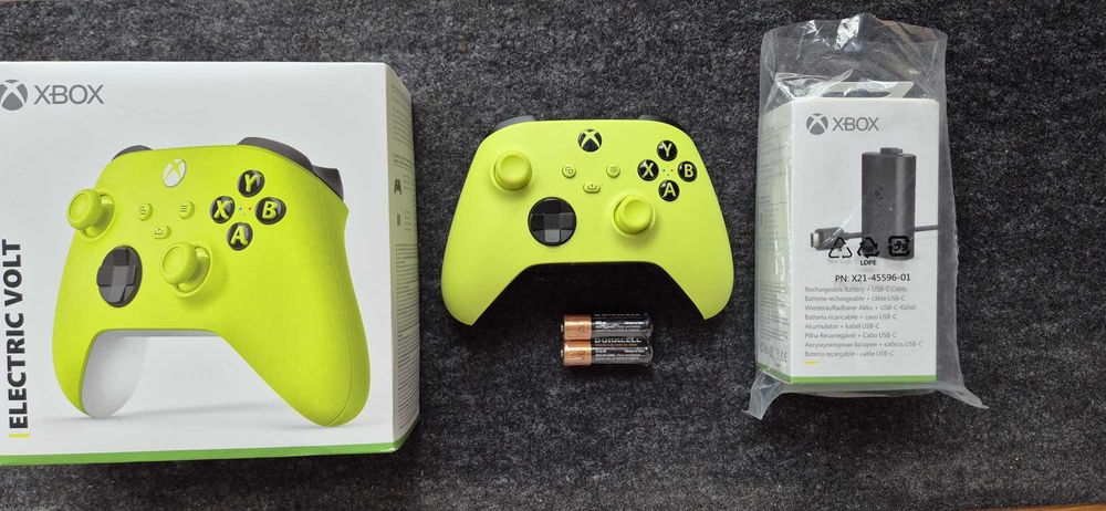 Kontroler Pad Electric Volt CZARNY SPÓD + Akumulator Play&Charge IDEAŁ
