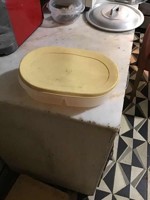 tuperware com tampa amarela