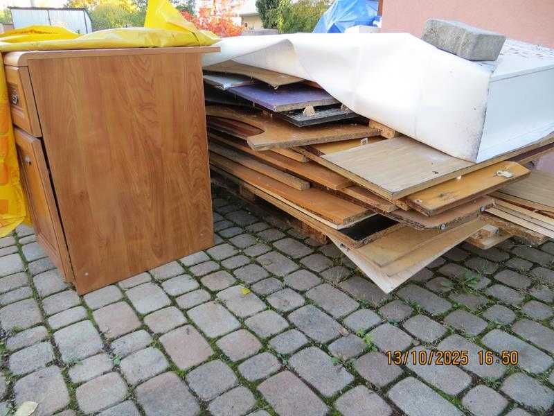 Płyty meblowe szafki uszkodzone , taborety oddam za darmo