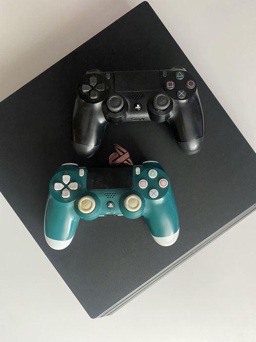 PlayStation 4 Pro 1TB z dwoma padami