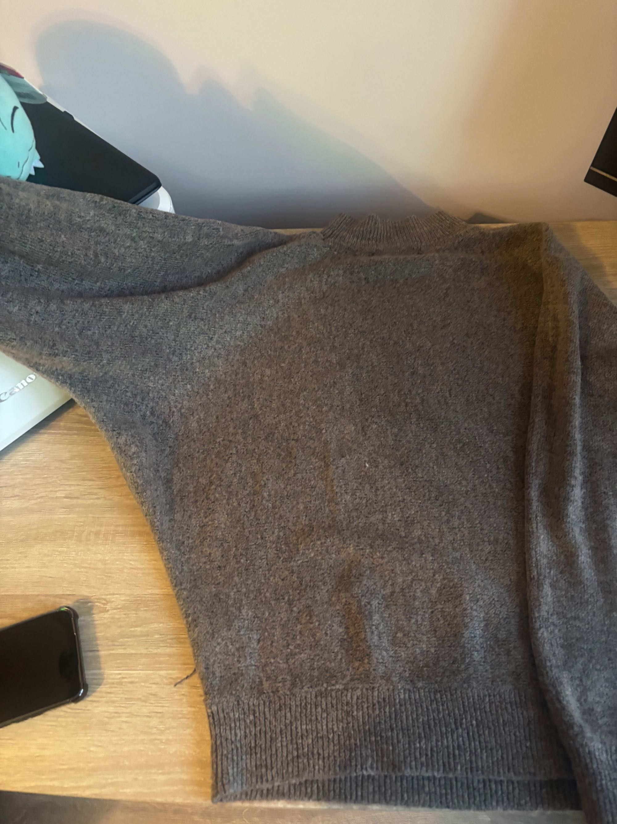 Brązowy sweter z półgolfem