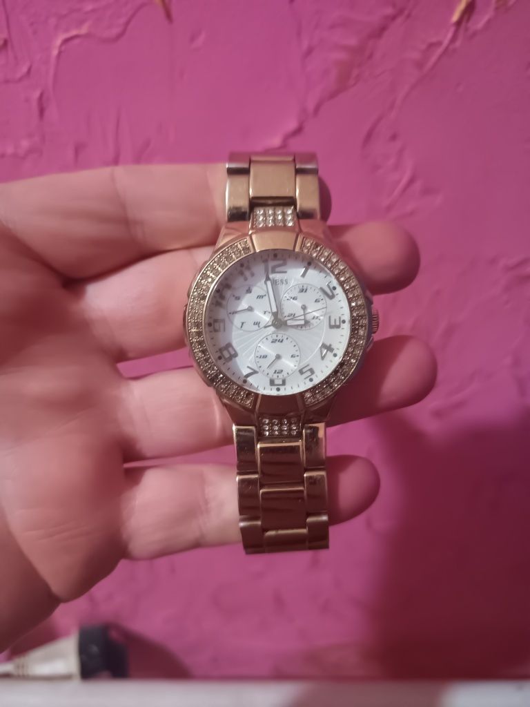 Жіночі часи Guess
