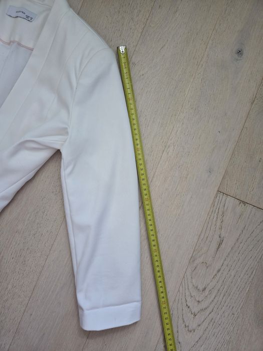 Biała marynarka, Reserved