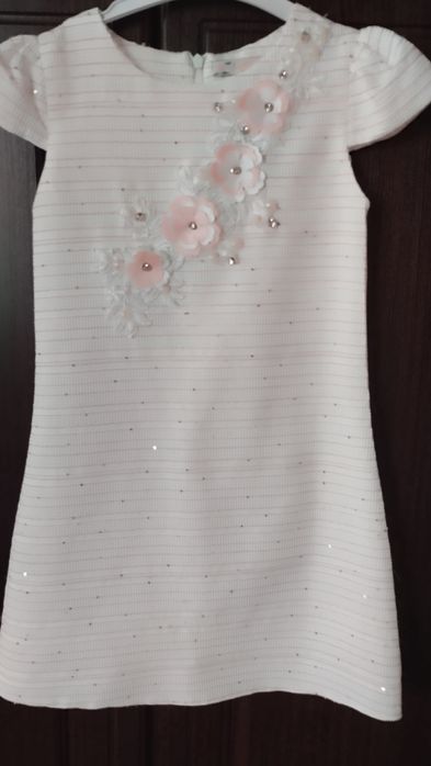 Святкова сукня для дівчинки.