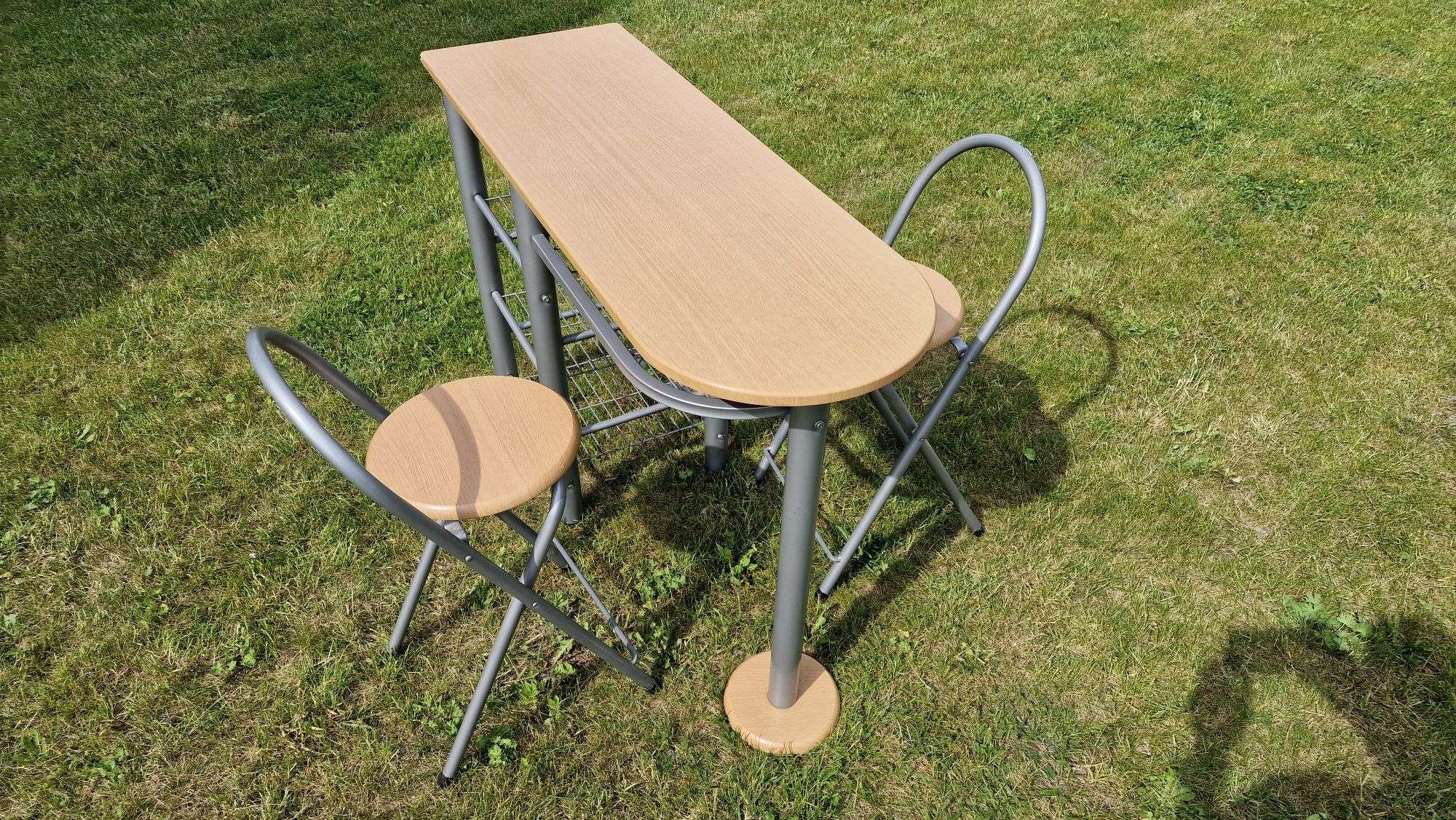 Barek, stół i dwa krzesła