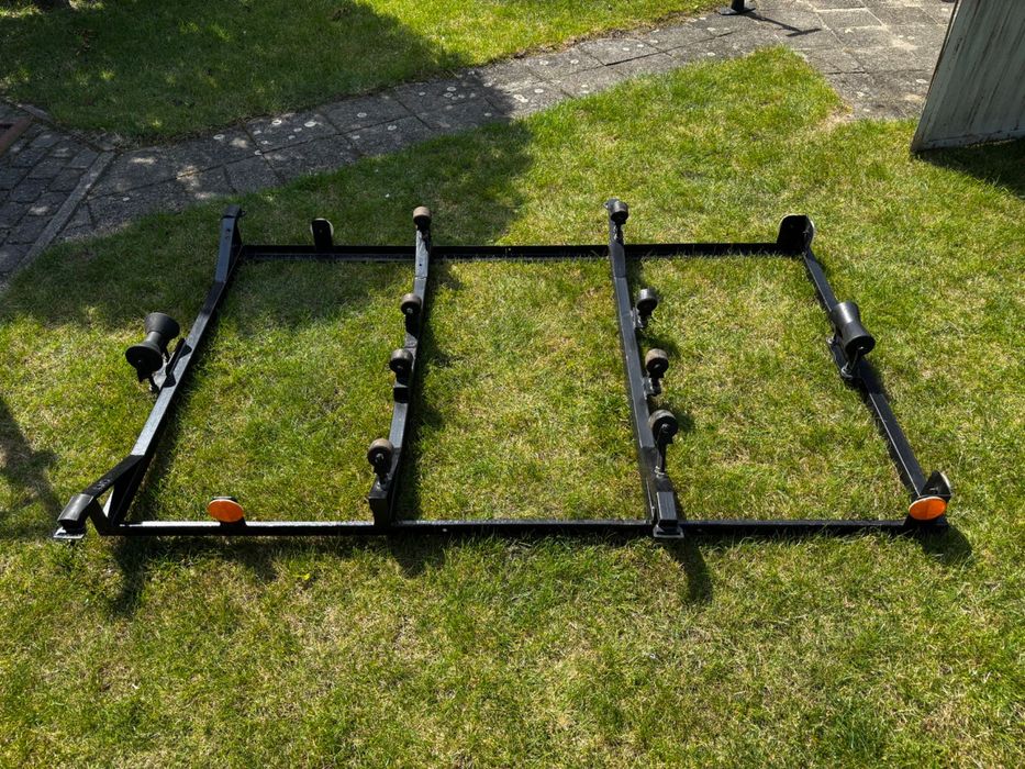 Łódka z włókna szklanego z silnikiem oraz akcesoriami