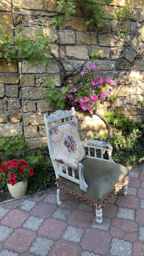 Кресло антикварное с бахромой в новом текстиле, из Европы