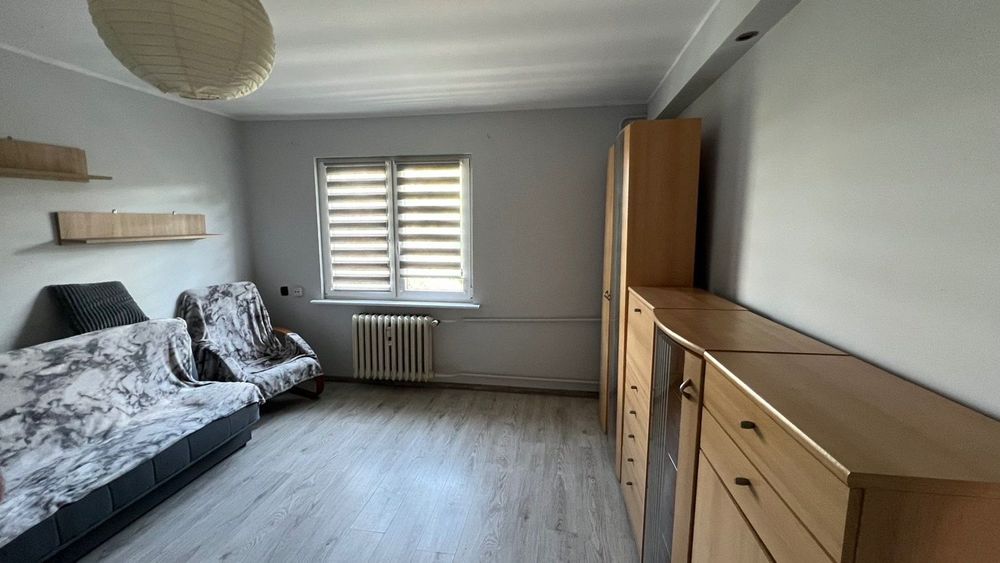 Pokój w mieszkaniu trzypokojowym.