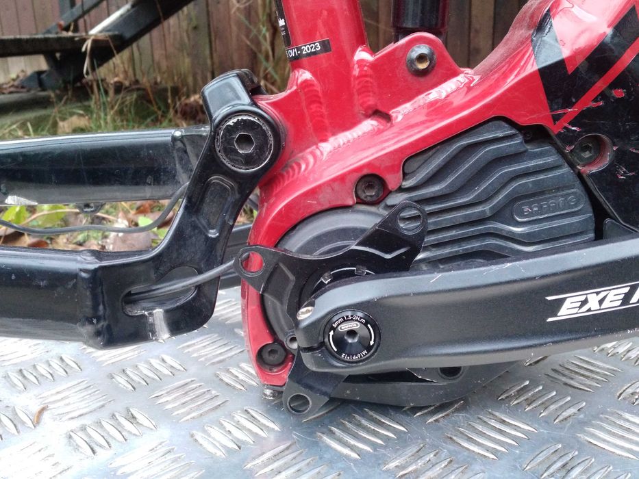 Rama, silnik, bateria i dodatki. Do złożenia roweru niewiele brakuje