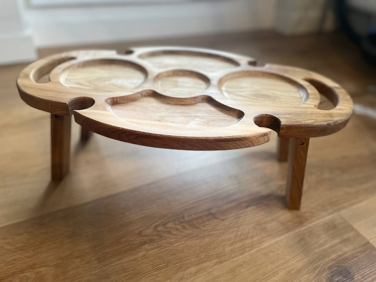 Drewniane stół na wino, drewniane talerze.
