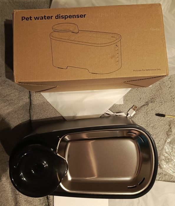 Fontanna,poidełko dla kota 2,5 l z czujnikiem poziomu wody LED.