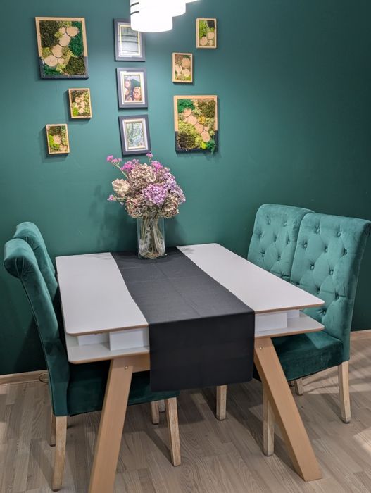 Krzesła zielone welurowe, drewniane nogi