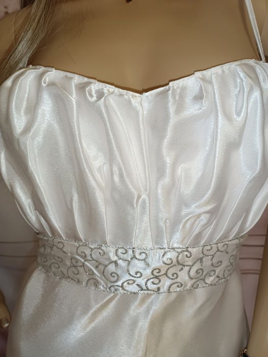 Suknia ślubna z trenem nowa