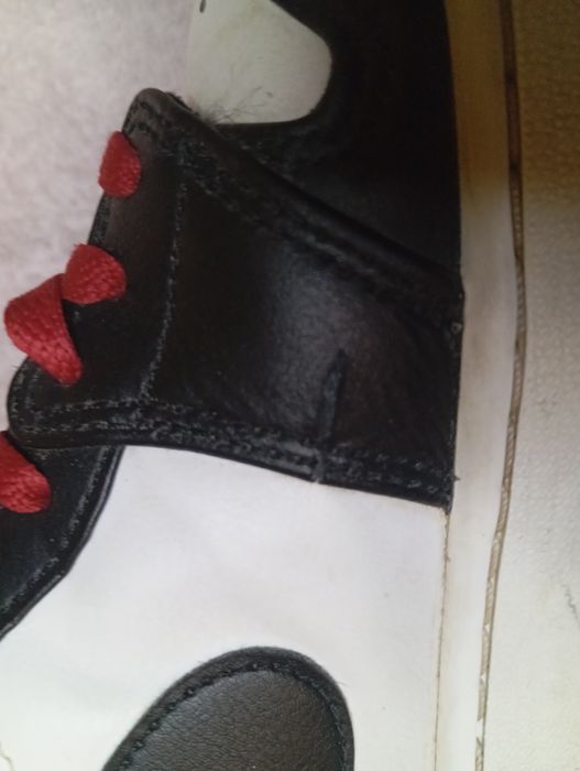 Nike Air Jordan 1 Retro (Black/White/Red) - Rozmiar 43