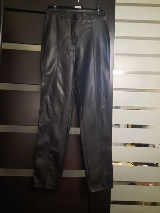 Жіночий брючний костюм