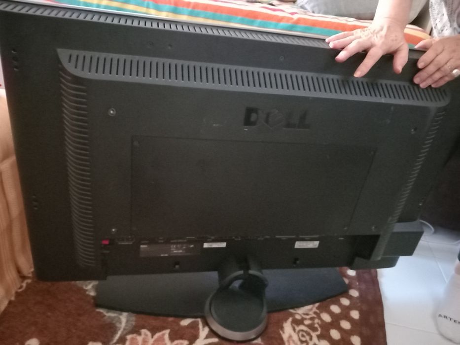 Televisão da marca DELL com colunas a funcionar 100porcento