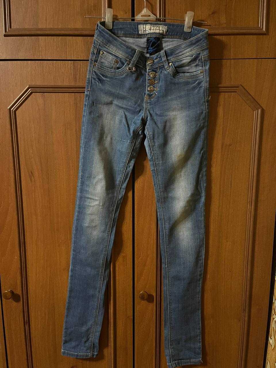 Женские приталенные джинсы