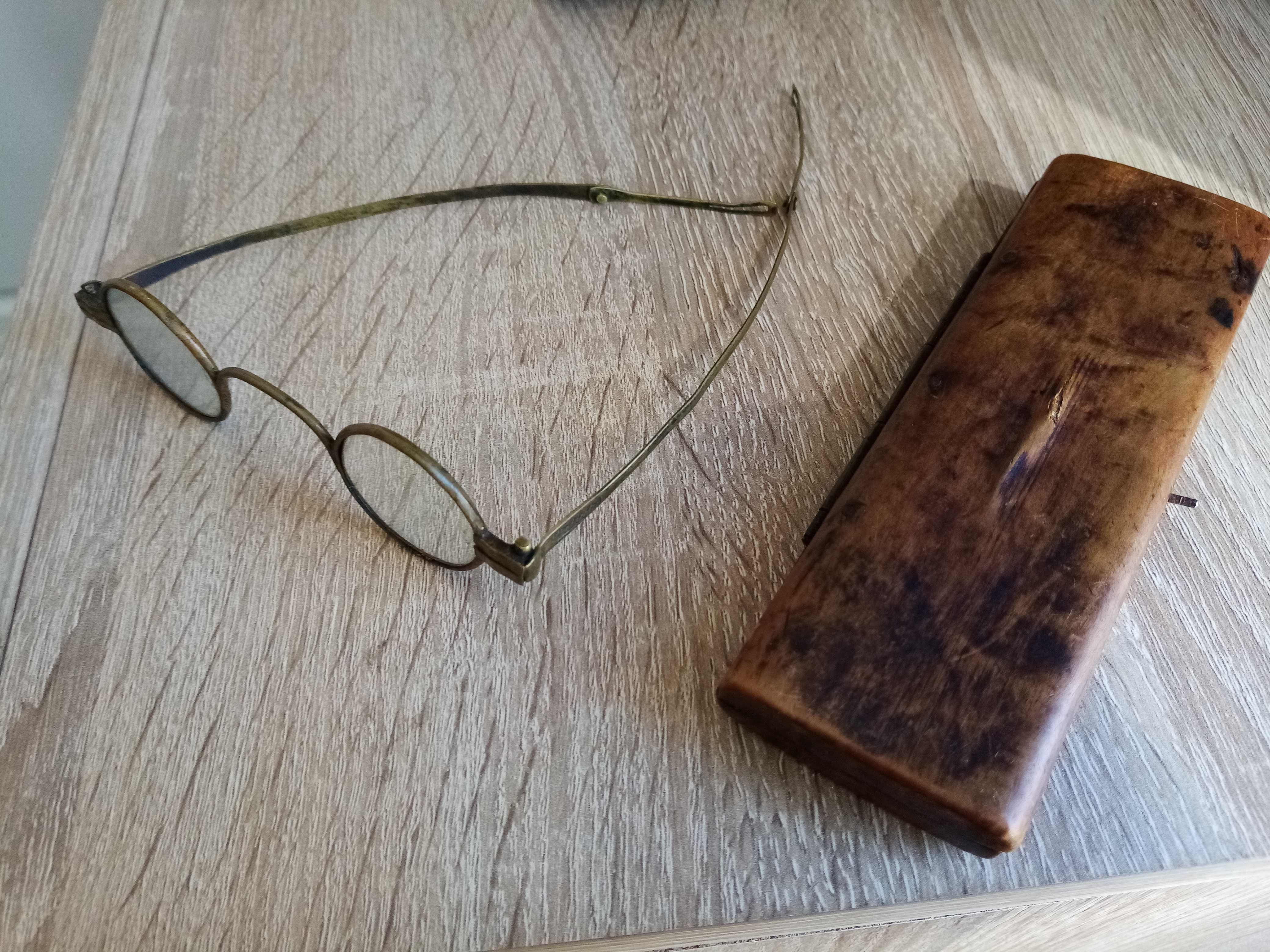 Zabytkowe unikatowe okulary i etui firmy Strohhecker z końca 19 wieku