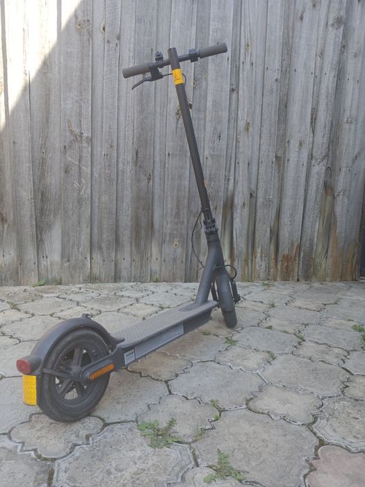 Продам Електросамокат Xiaomi Mi Electric Scooter Essential Black