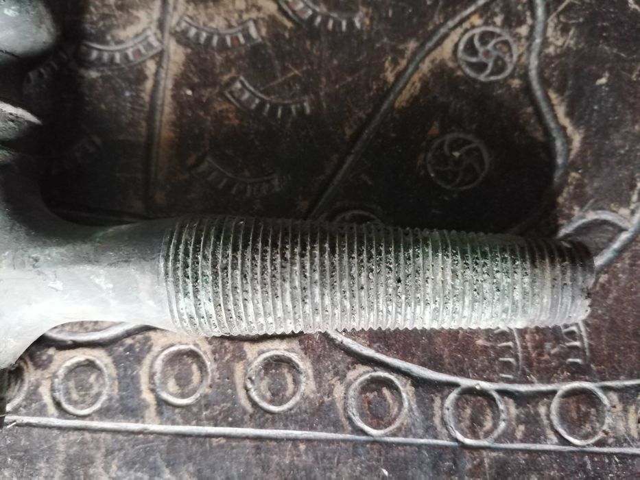 torneira antiga em metal