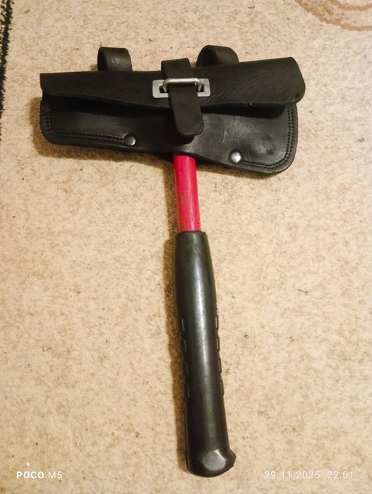 Пожарный топор с чехлом.