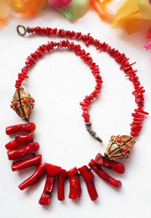 Naszyjnik z czerwonym koralem i srebrem