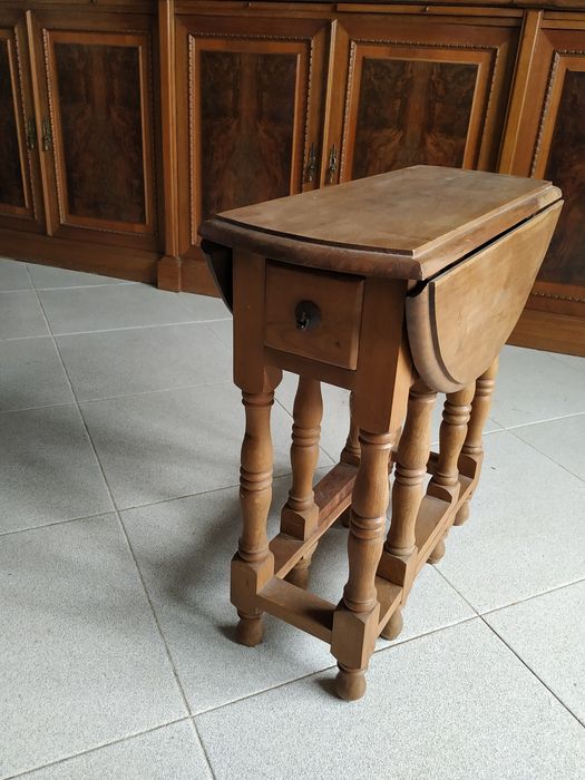 Mesa de chá com gaveta