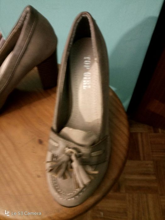 Sapatos salto alto, côr beje, camurça, como novos!