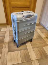 Nowa elegancka walizka podróżna srebrna