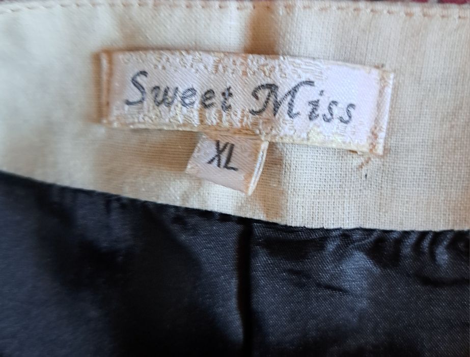 Vestido de linho com bordado preto e branco