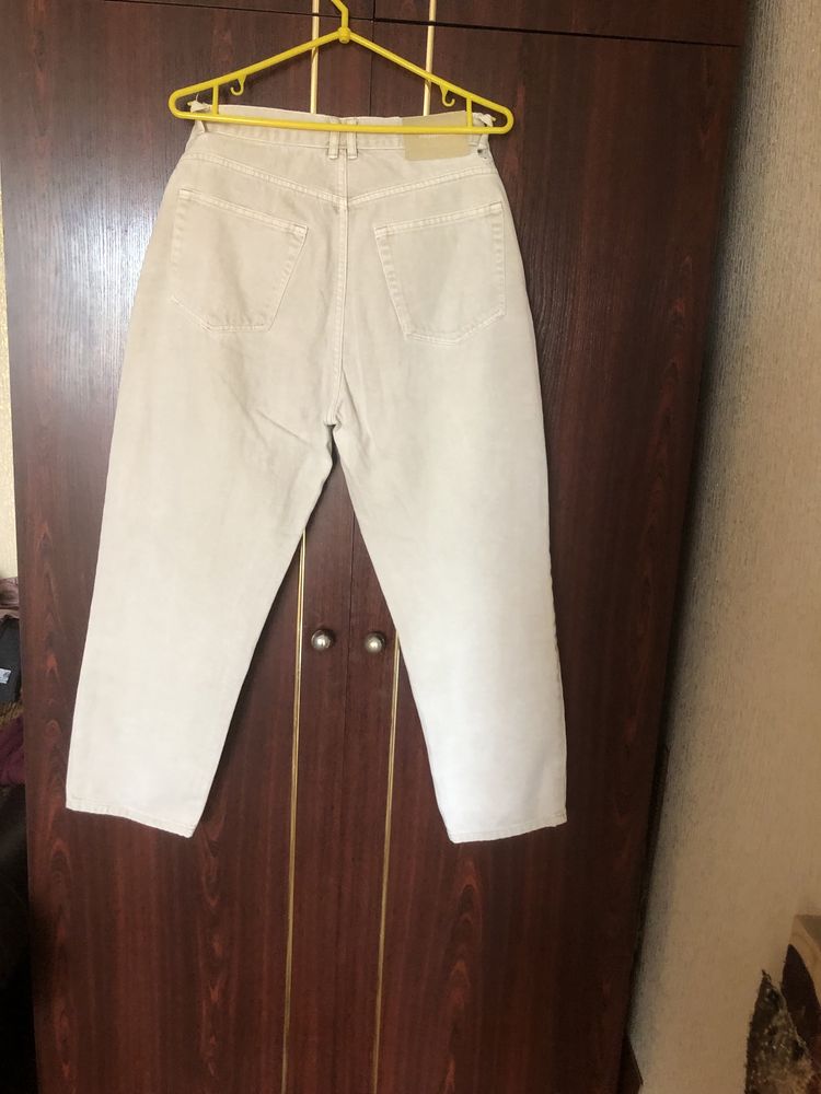 Продаю женские бежевые джинсы мом размер  EUR ‘38 брэнд PULL&BEAR