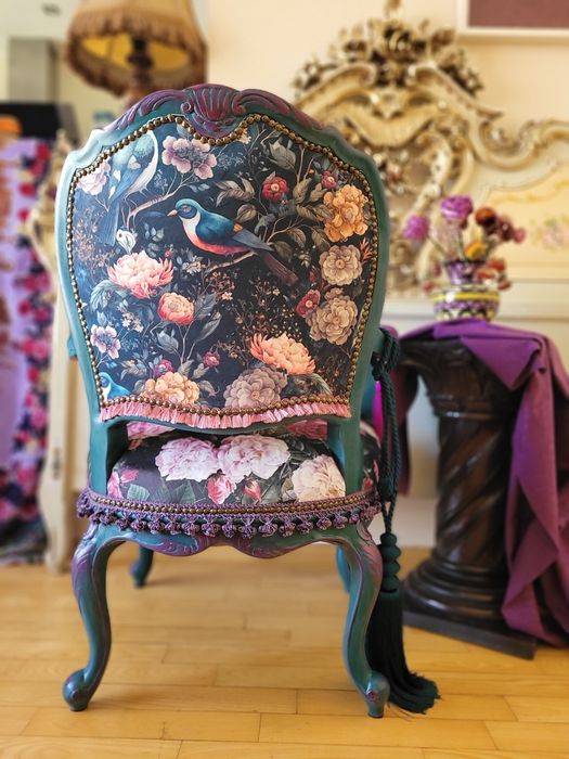 Antyczny fotel Frida Kahlo po przeprojektowaniu
