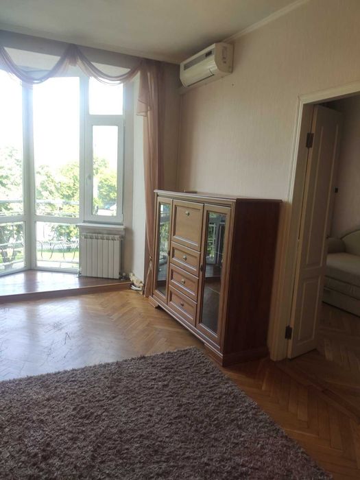 Пропоную  3-х. кімнатну квартиру в центрі, на  Галицькій  площі