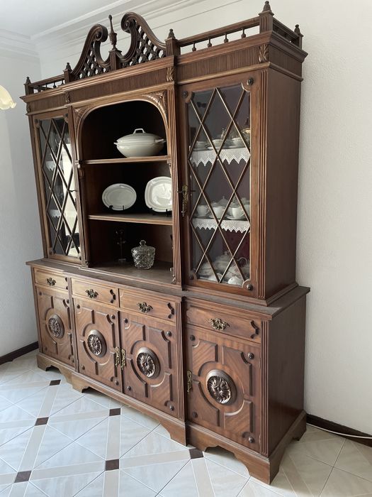 Aparador Trabalhado a Mão e Cristaleira - Madeira Maciça